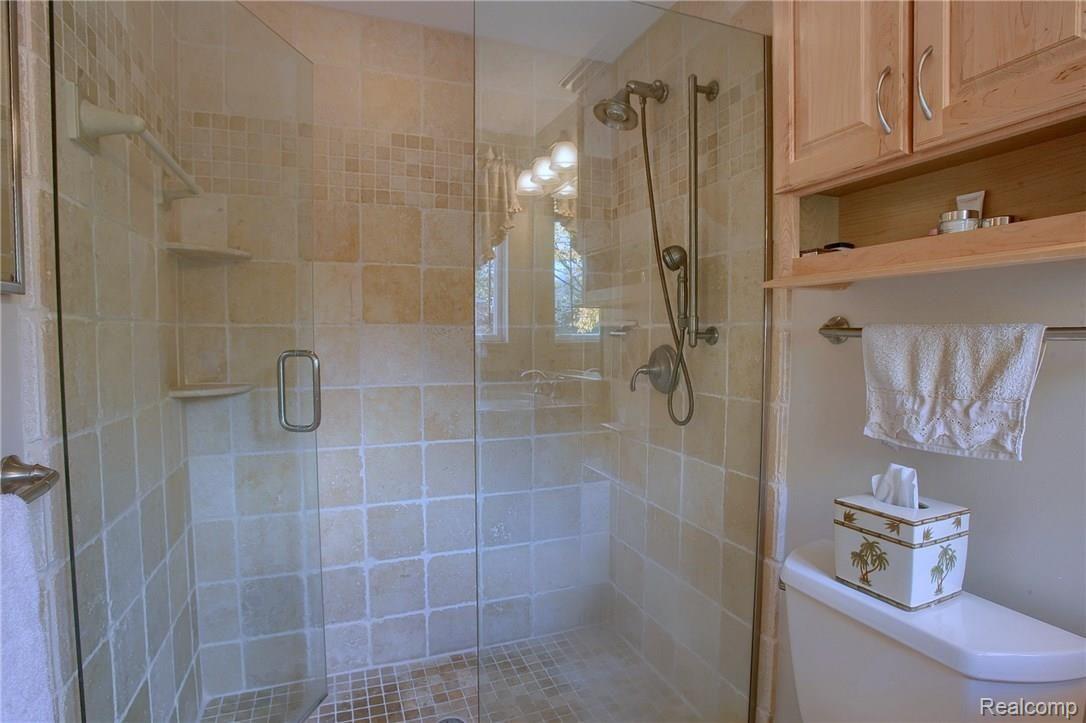 705 Foxhall Road Bloomfield Hills, MI 48304 - Photo 19 of 35 Master_Bathroom_2nd_View.jpg