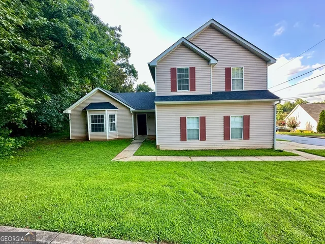 a view of a house with a yard
