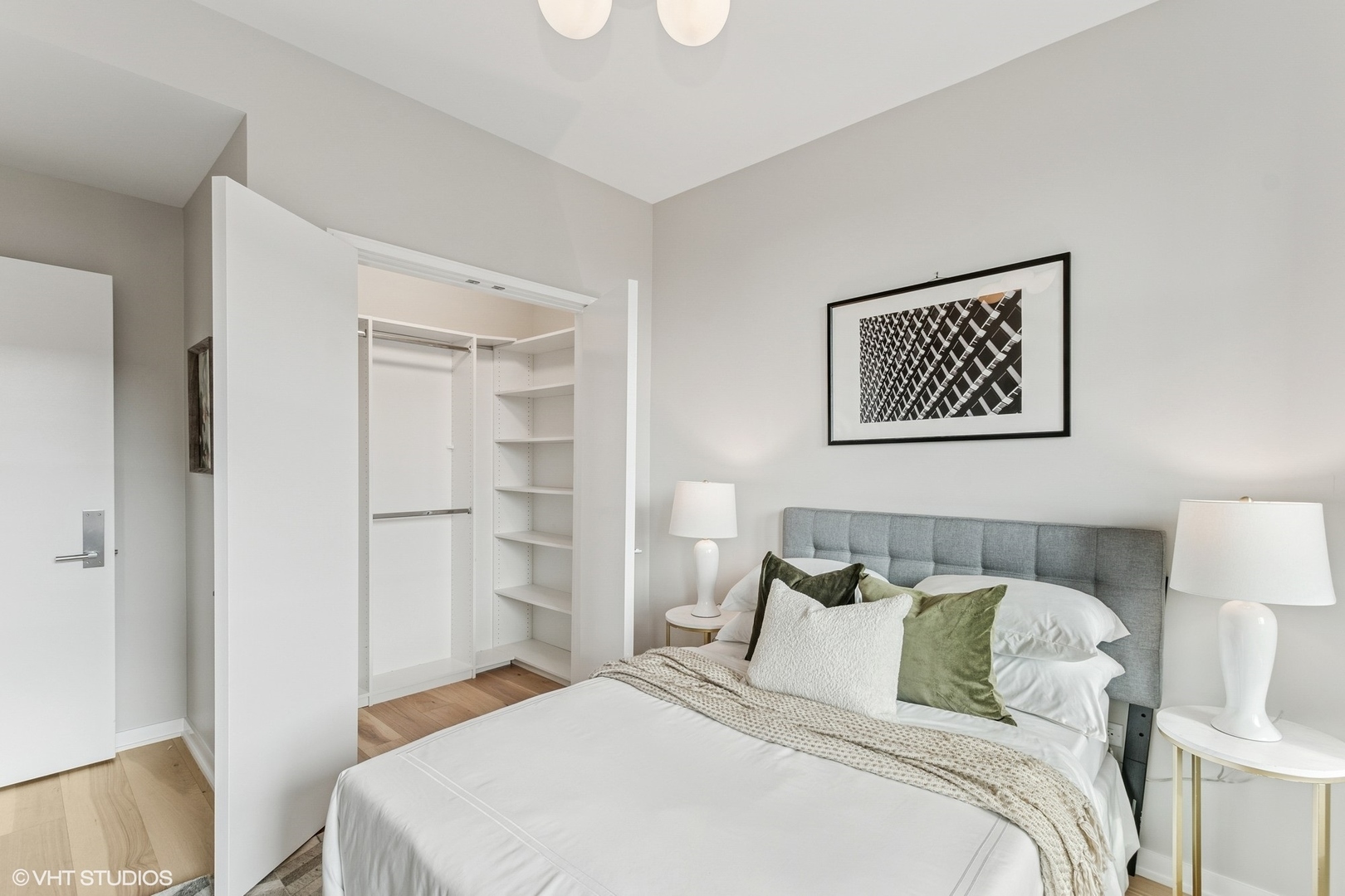 1400 West Monroe Street, Unit 4F Chicago, IL 60607 - Photo 18 of 22 a bedroom with a bed and a painting on the wall