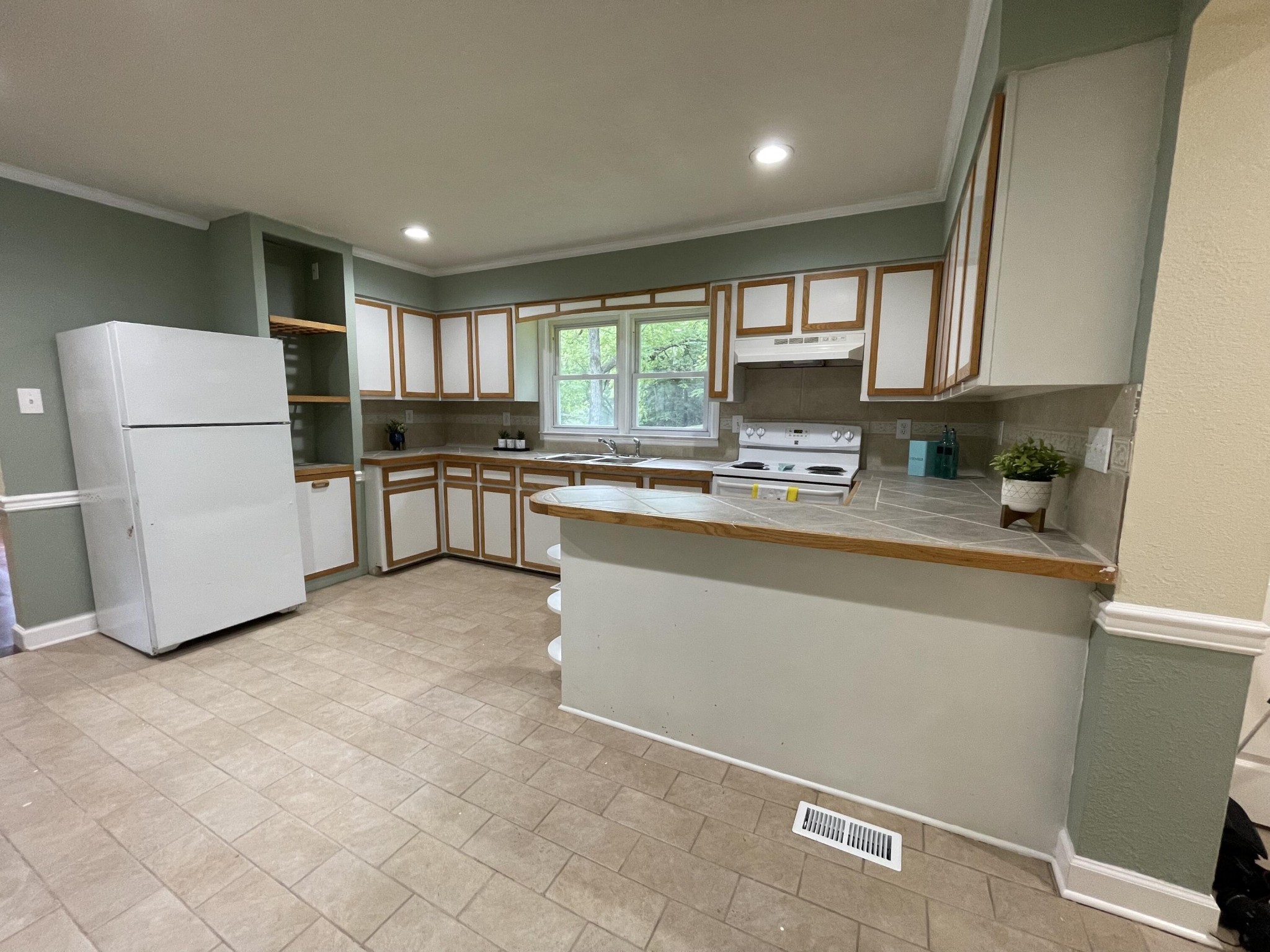 474 Pumpkin Hollow Road Heiskell, TN 37754 - Photo 6 of 22 a kitchen with a sink a stove a refrigerator and cabinets
