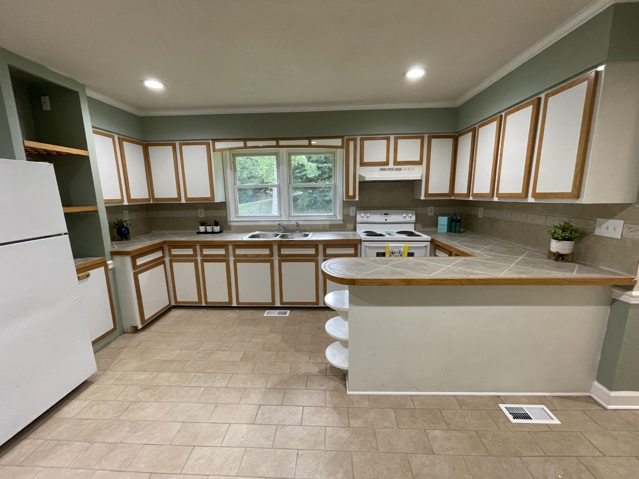 474 Pumpkin Hollow Road Heiskell, TN 37754 - Photo 7 of 22 a kitchen with a sink stove and cabinets