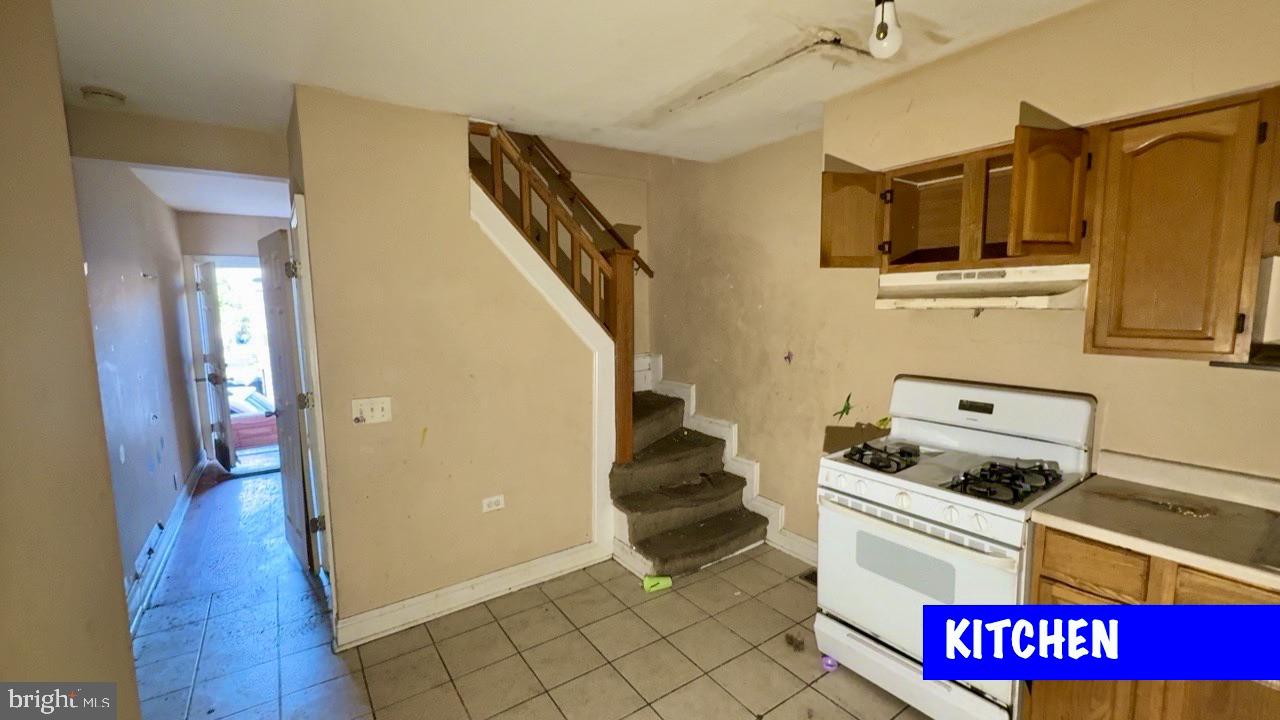104 5½ Street Baltimore, MD 21224 - Photo 2 of 8 Charming kitchen with staircase access.