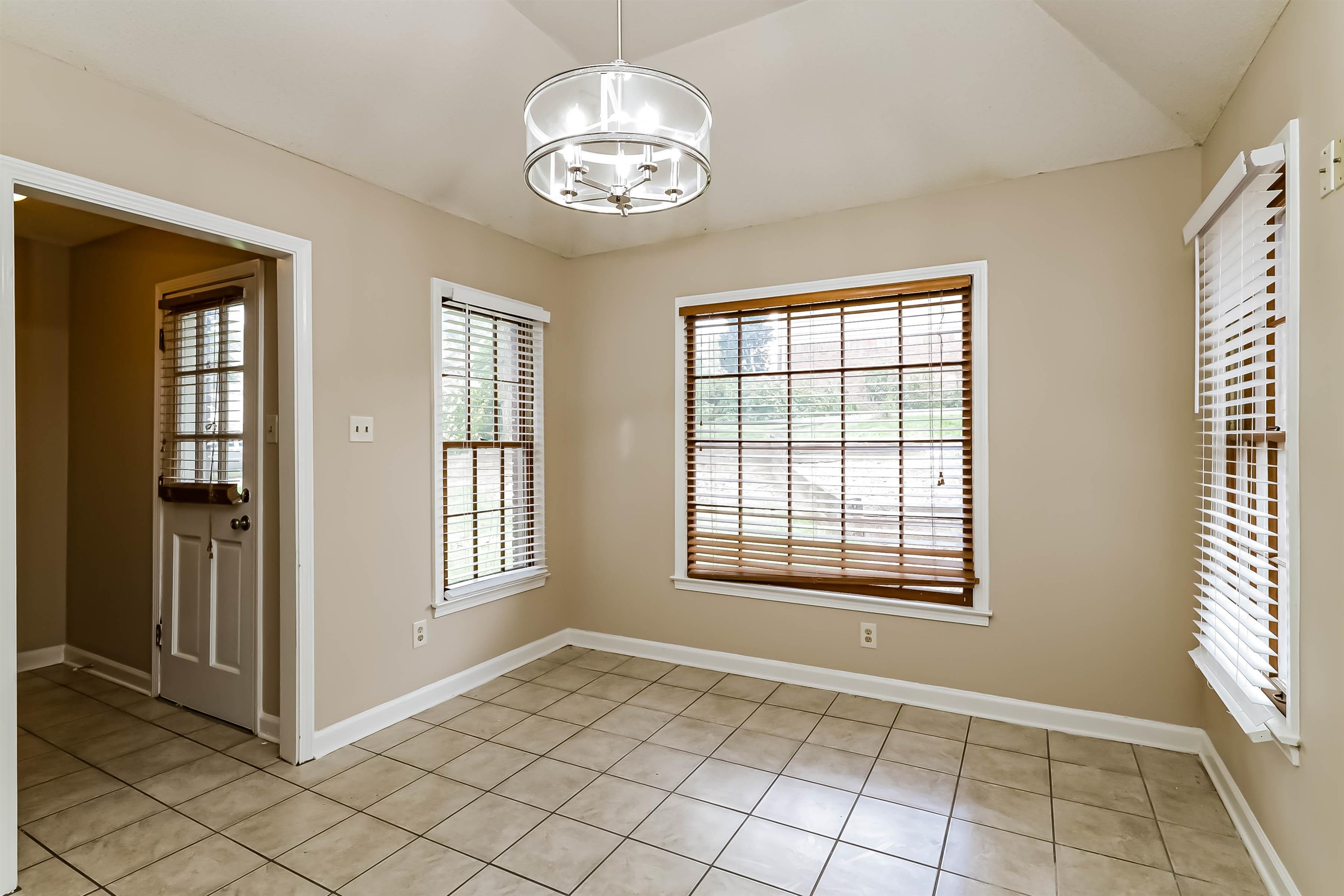 432 Leaf Trail Lane Memphis, TN 38018 - Photo 6 of 17 Tiled spare room featuring a notable chandelier