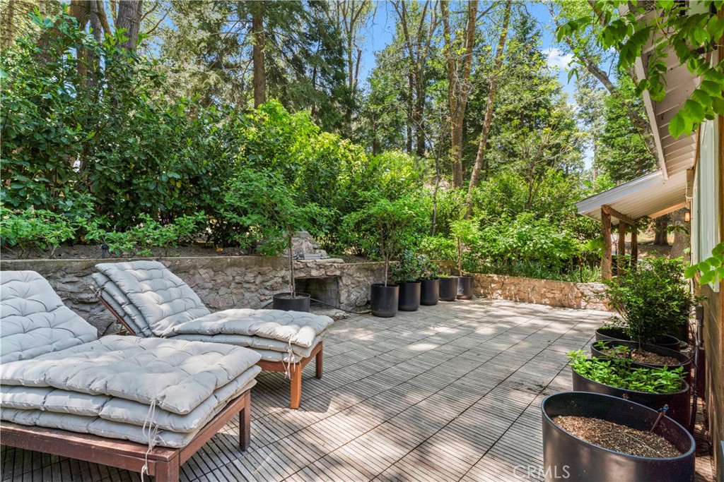 609 Millburn Road Lake Arrowhead, CA 92352 - Photo 13 of 60 a view of backyard with seating space and trees