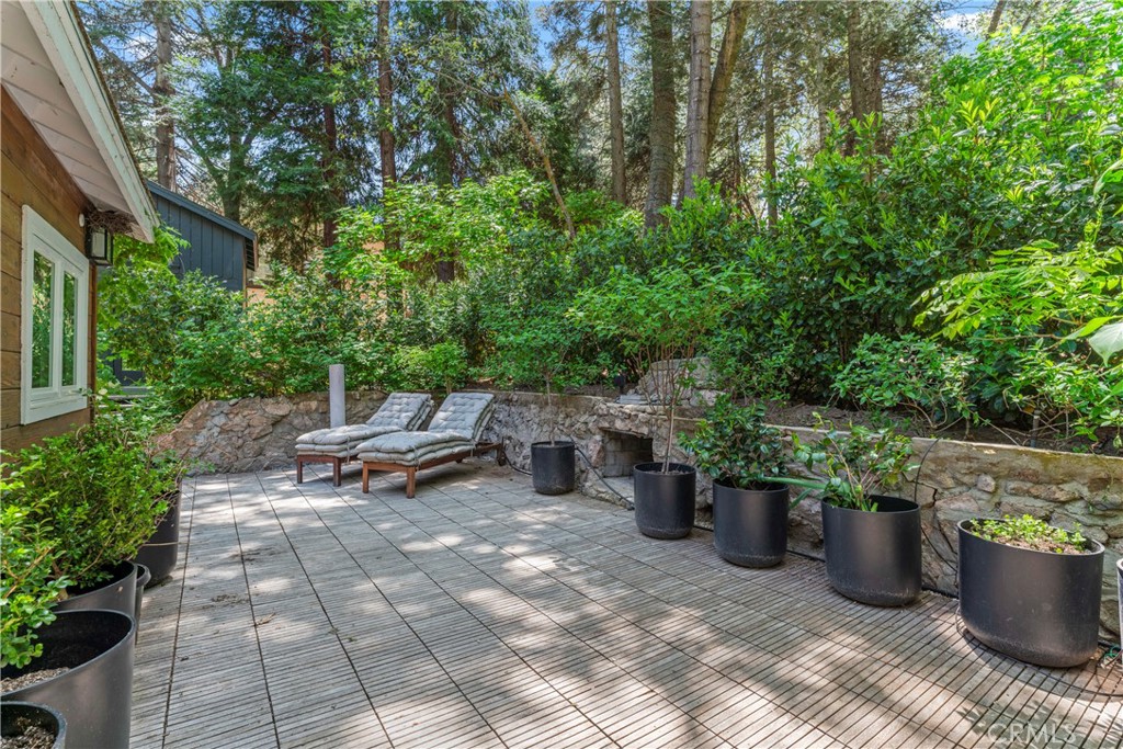 609 Millburn Road Lake Arrowhead, CA 92352 - Photo 2 of 60 a view of backyard with outdoor seating and plants