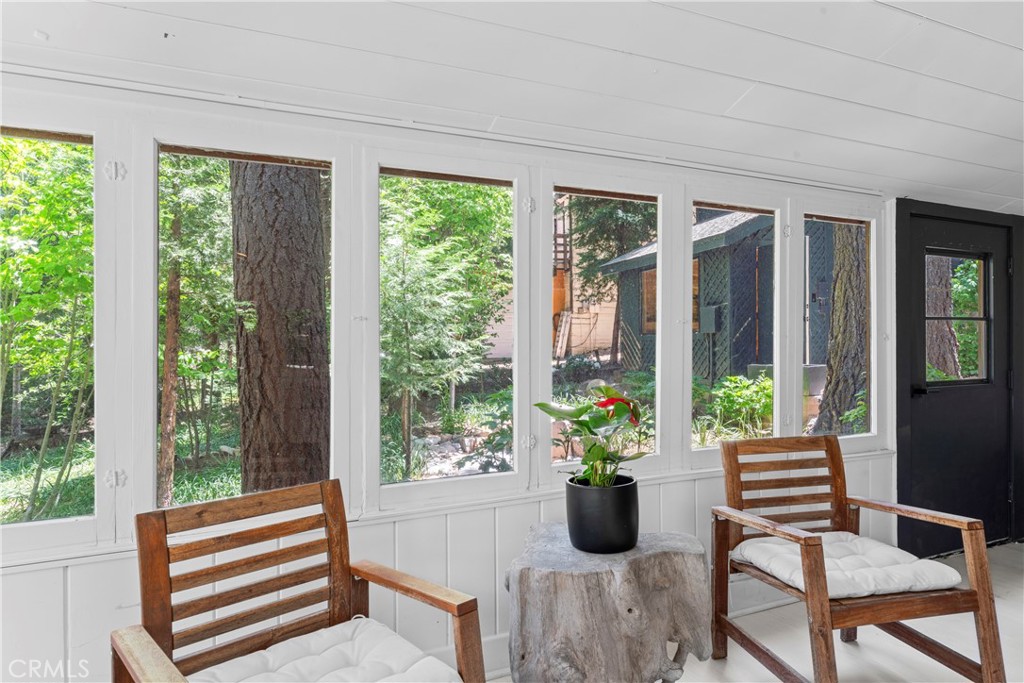 609 Millburn Road Lake Arrowhead, CA 92352 - Photo 28 of 60 a living room with furniture and a potted plant