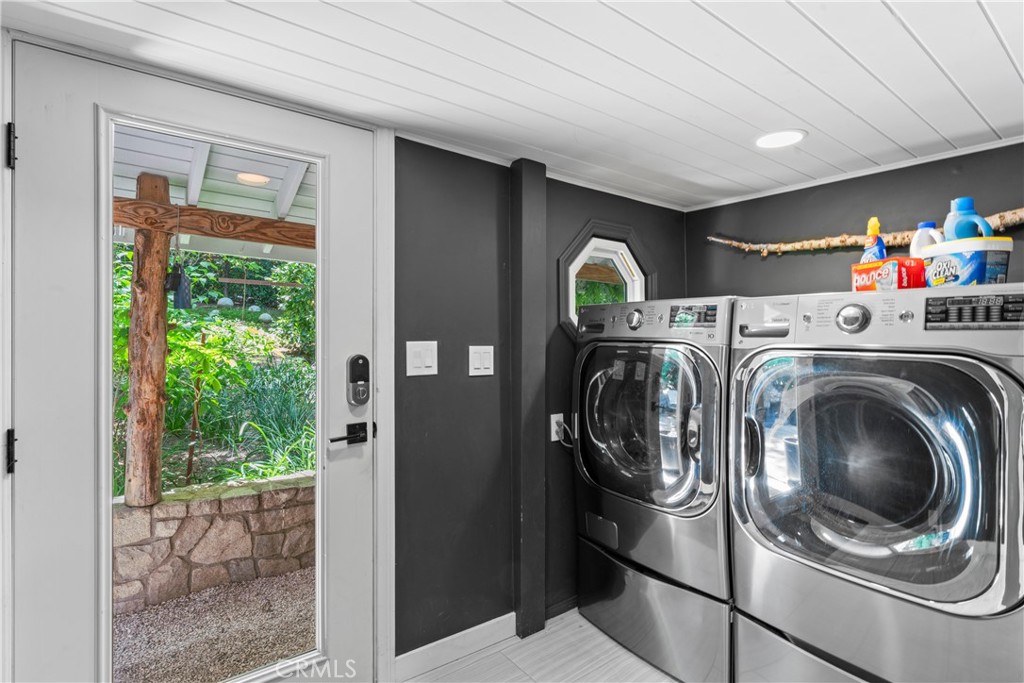 609 Millburn Road Lake Arrowhead, CA 92352 - Photo 3 of 60 a utility room with dryer and washer