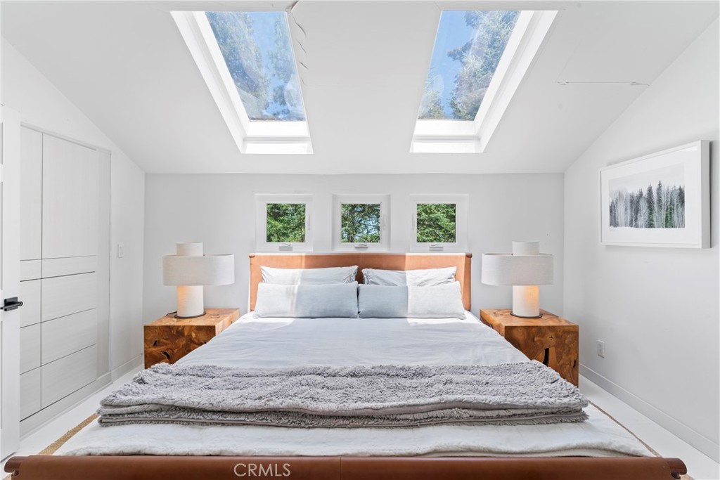 609 Millburn Road Lake Arrowhead, CA 92352 - Photo 40 of 60 a bedroom with a large bed and wooden floor