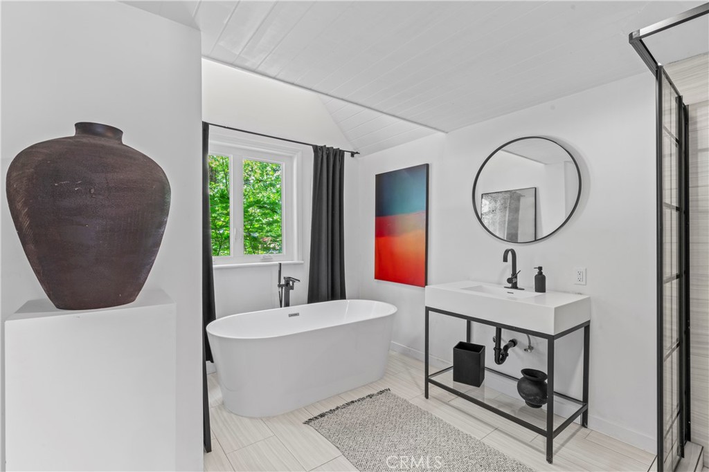 609 Millburn Road Lake Arrowhead, CA 92352 - Photo 4 of 60 a bathroom with a sink and a mirror