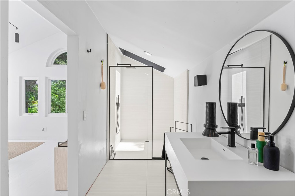 609 Millburn Road Lake Arrowhead, CA 92352 - Photo 44 of 60 a view of a bathroom with a tub and mirror