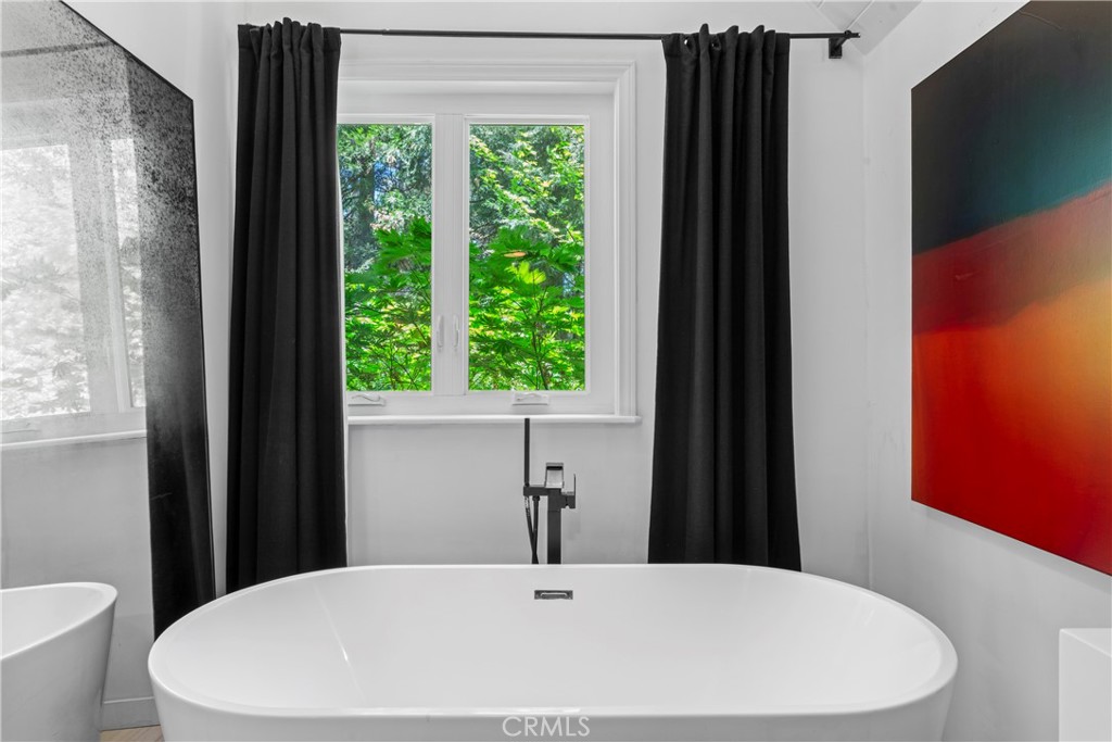609 Millburn Road Lake Arrowhead, CA 92352 - Photo 5 of 60 a bathroom with a bathtub and a sink