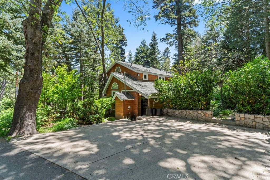 609 Millburn Road Lake Arrowhead, CA 92352 - Photo 57 of 60 a view of a house with large trees and plants