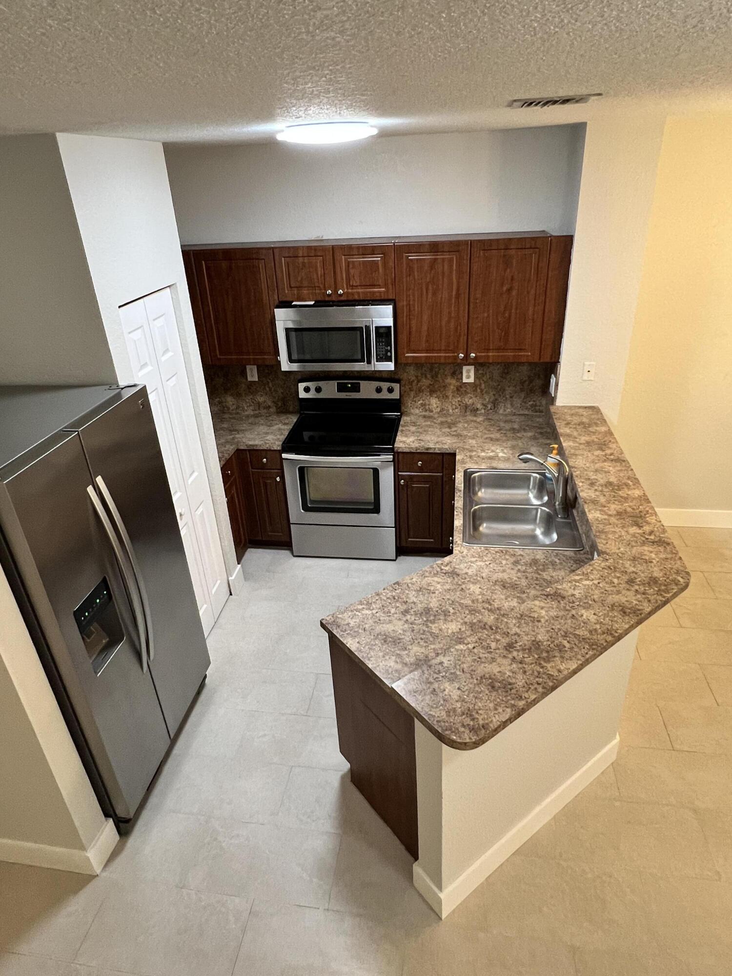570 St Tropez Lane Margate, FL 33068 - Photo 4 of 33 1 (44)