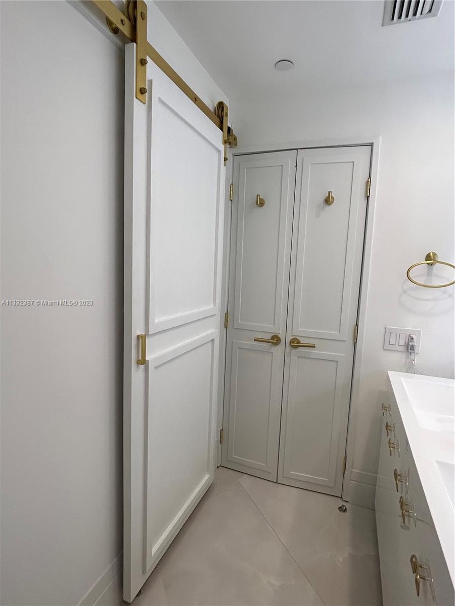 888 Brickell Key Drive, Unit 802 Miami, FL 33131 - Photo 26 of 42 a view of an empty room