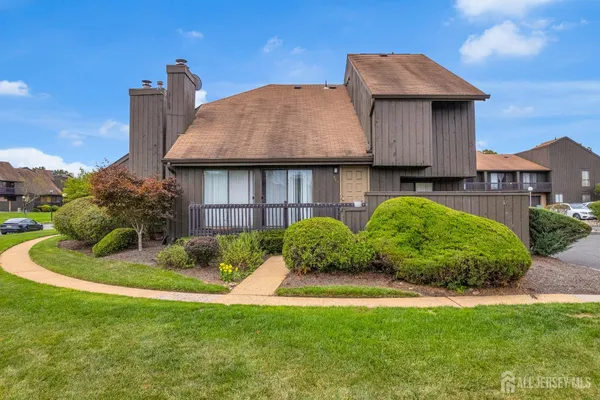 $592,000 | 384 Westgate Drive, Edison, NJ 08820