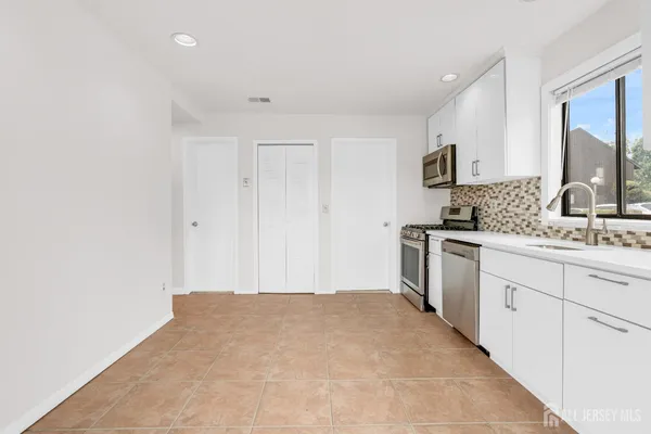 $592,000 | 384 Westgate Drive, Edison, NJ 08820