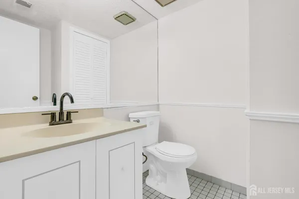 $592,000 | 384 Westgate Drive, Edison, NJ 08820