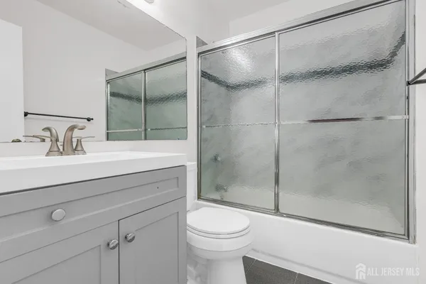 $592,000 | 384 Westgate Drive, Edison, NJ 08820