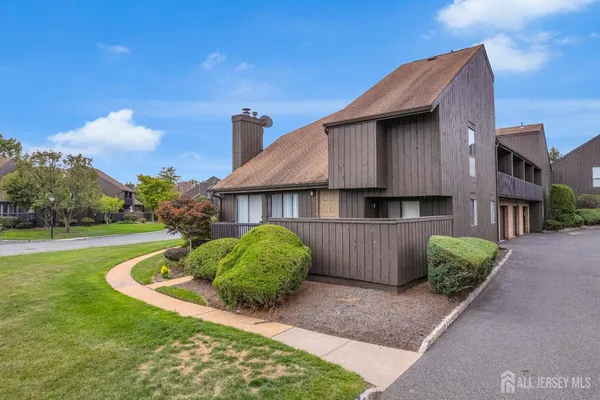 $592,000 | 384 Westgate Drive, Edison, NJ 08820