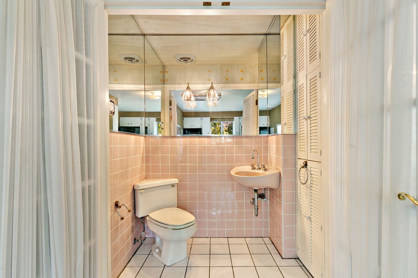 905 Ridge Avenue Wauconda, IL 60084 - Photo 19 of 27 a bathroom with a toilet a sink and shower