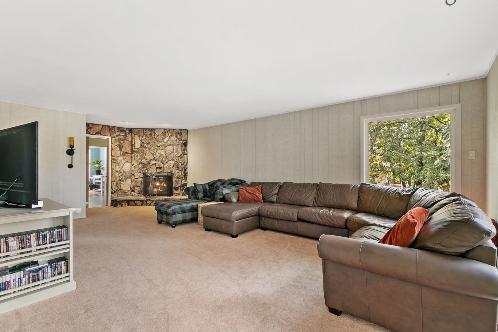 905 Ridge Avenue Wauconda, IL 60084 - Photo 20 of 27 a living room with furniture and a flat screen tv
