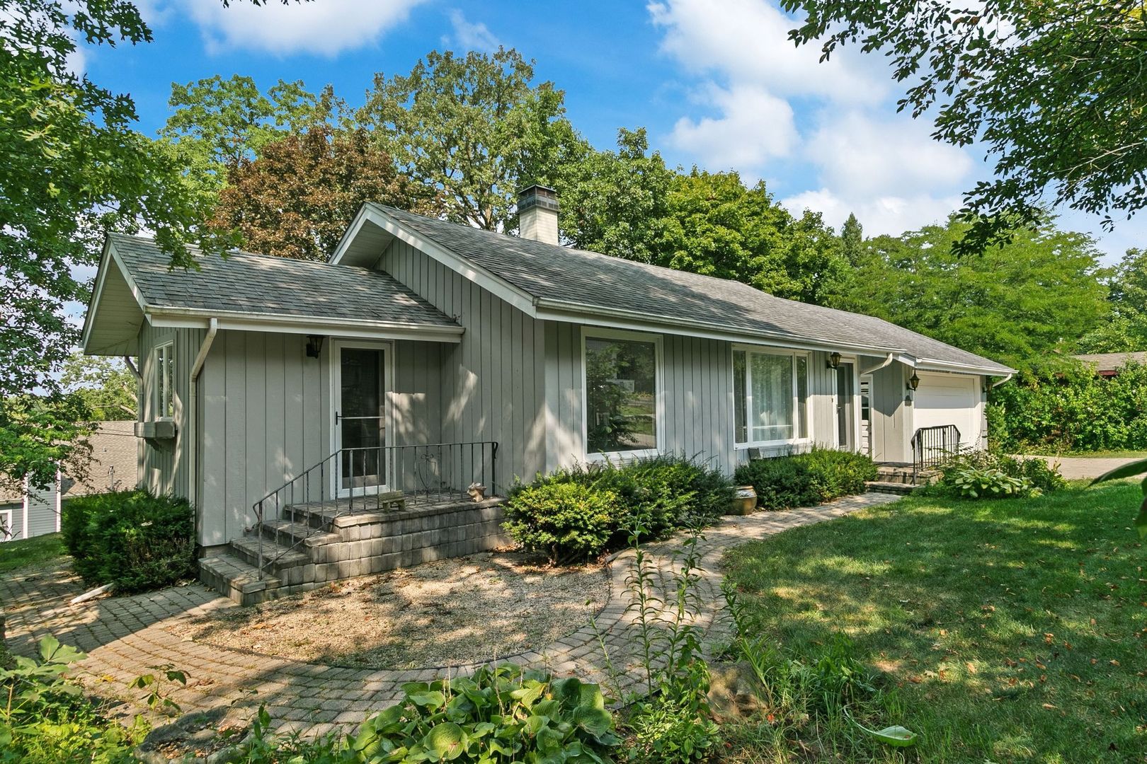 905 Ridge Avenue Wauconda, IL 60084 - Photo 3 of 27 front view of a house with a yard