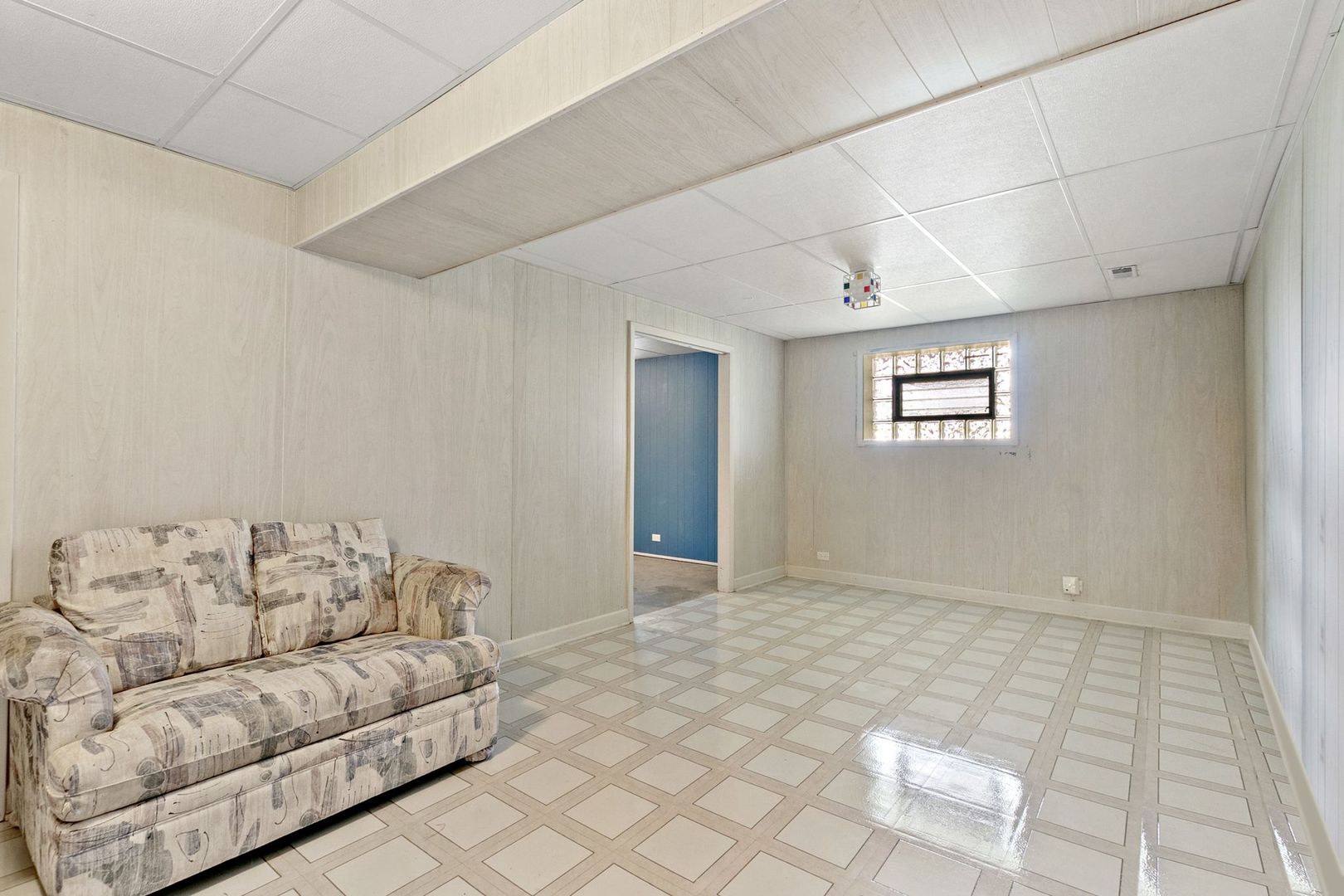 905 Ridge Avenue Wauconda, IL 60084 - Photo 24 of 27 a living room with furniture and a couch
