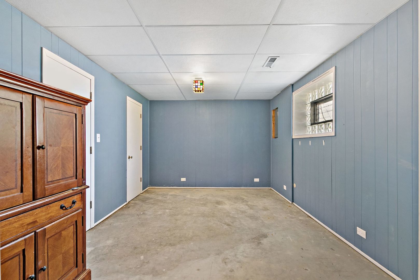 905 Ridge Avenue Wauconda, IL 60084 - Photo 26 of 27 a view of a livingroom with an empty space