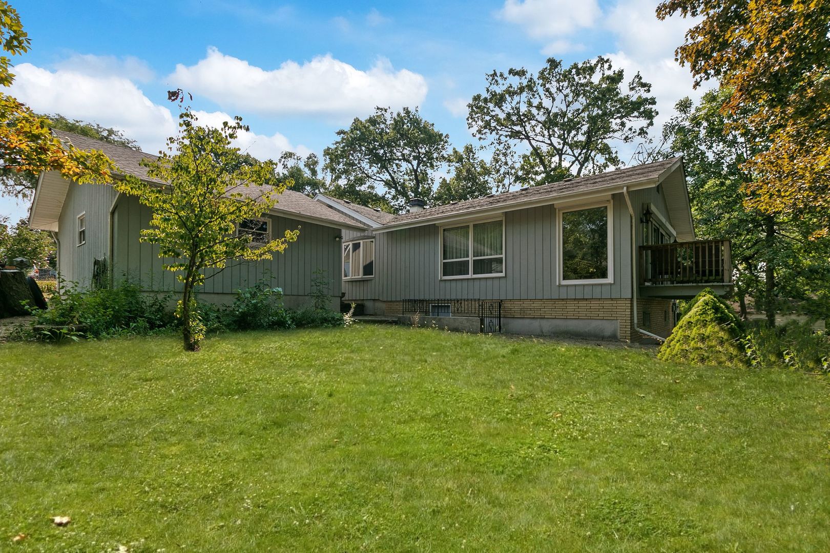 905 Ridge Avenue Wauconda, IL 60084 - Photo 5 of 27 a house with a tree in front of it