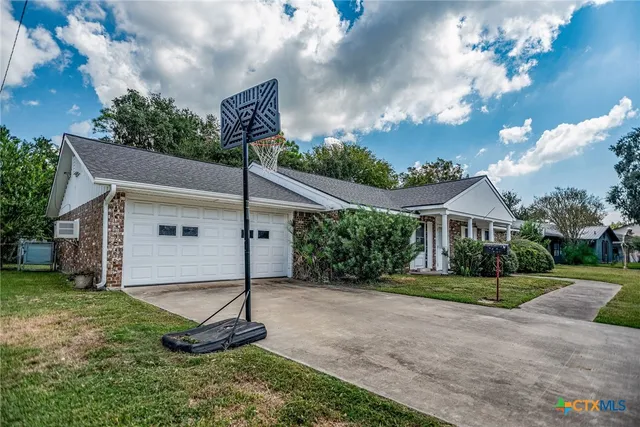 $265,000 | 716 Brookhollow Drive, Port Lavaca, TX 77979