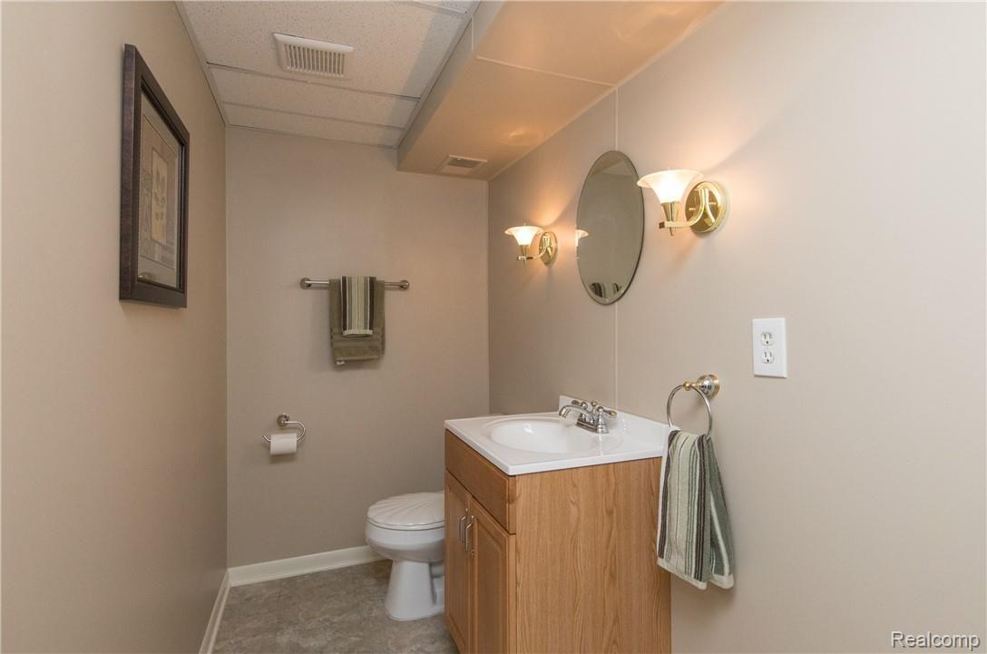 6805 Oakhill Road Clarkston, MI 48348 - Photo 37 of 75 BathroomLL.jpg
