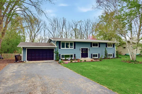 $629,900 | 1015 West Devonshire Road, Delafield, WI 53018