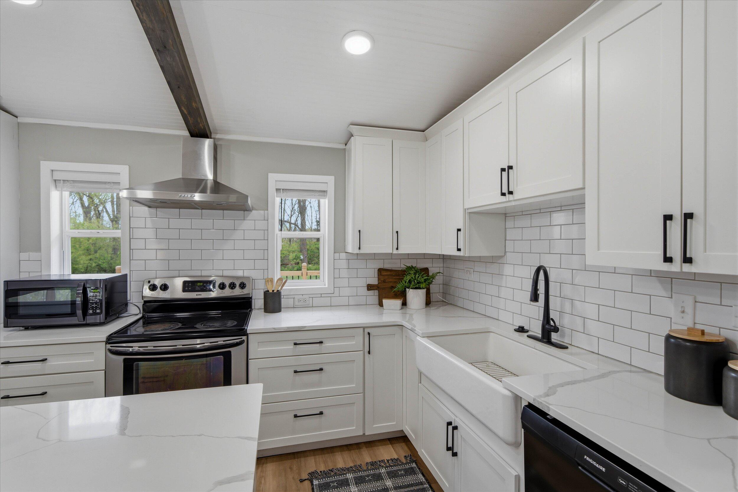 1015 West Devonshire Road Delafield, WI 53018 - Photo 7 of 57 07-Middle Coast-7