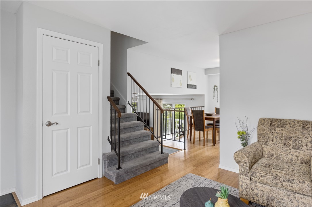 959 Field Avenue Northeast Renton, WA 98059 - Photo 4 of 32