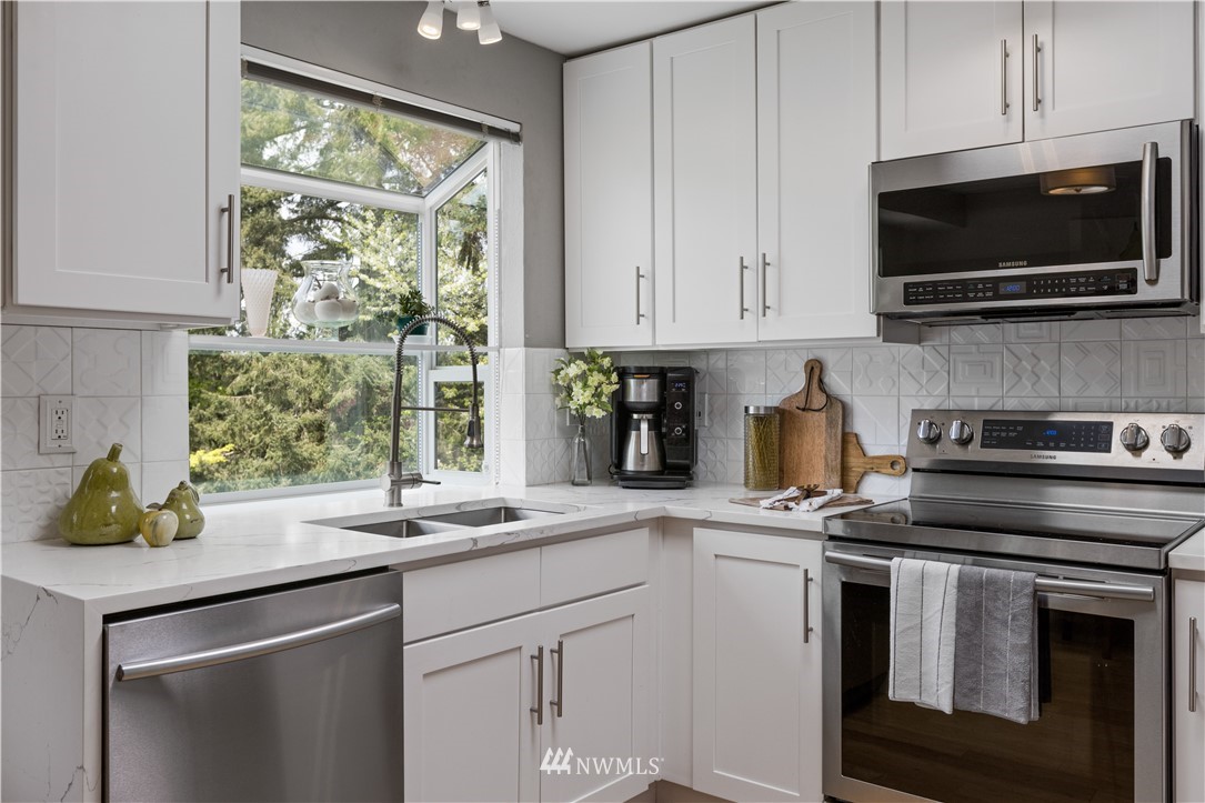 959 Field Avenue Northeast Renton, WA 98059 - Photo 7 of 32