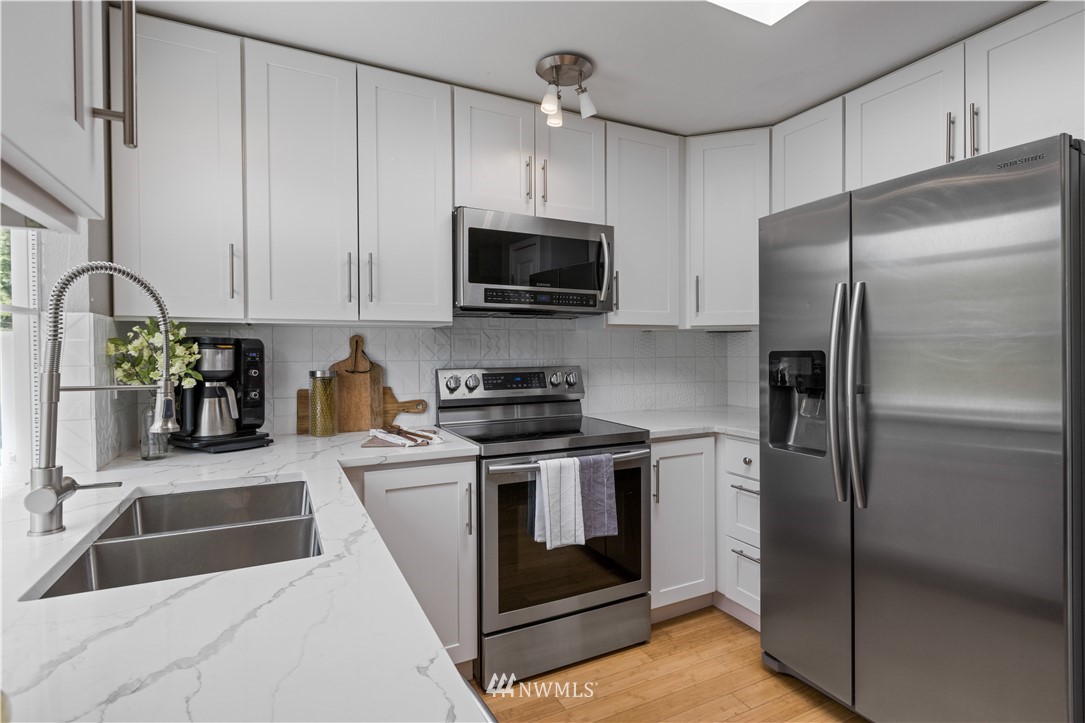 959 Field Avenue Northeast Renton, WA 98059 - Photo 8 of 32