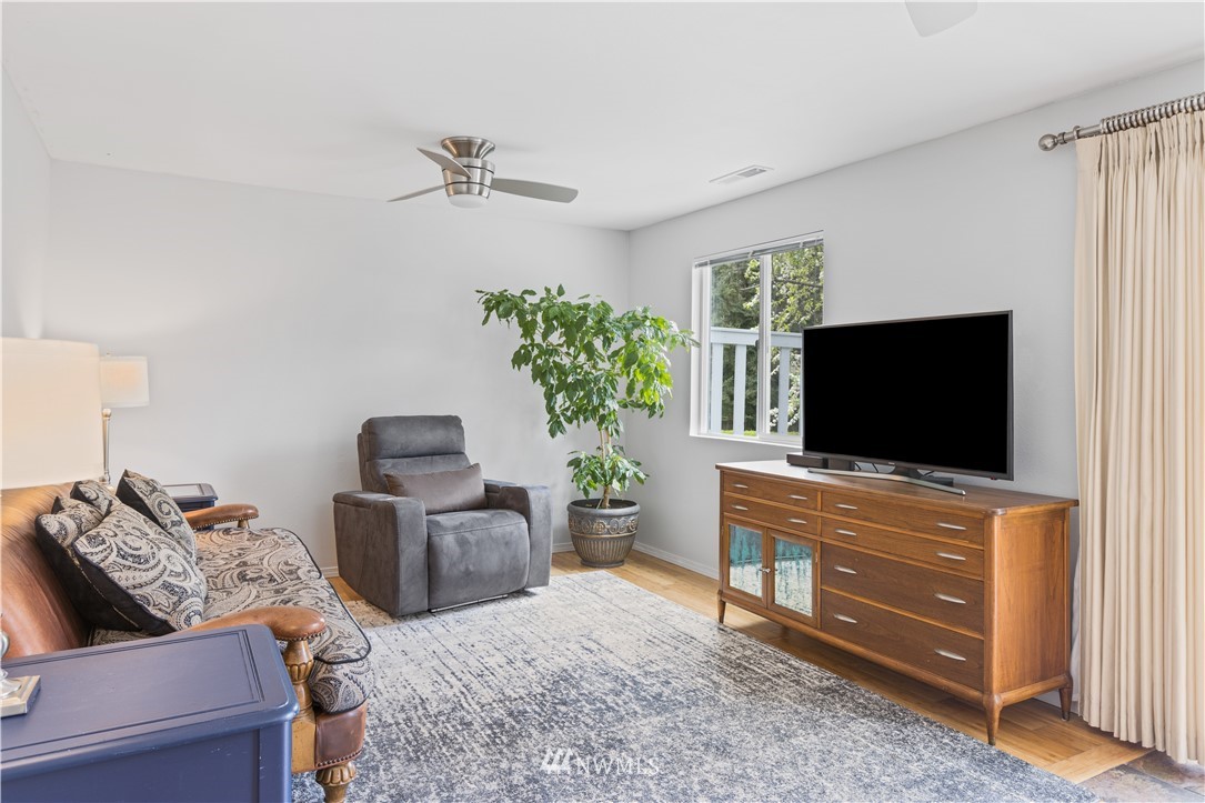 959 Field Avenue Northeast Renton, WA 98059 - Photo 10 of 32