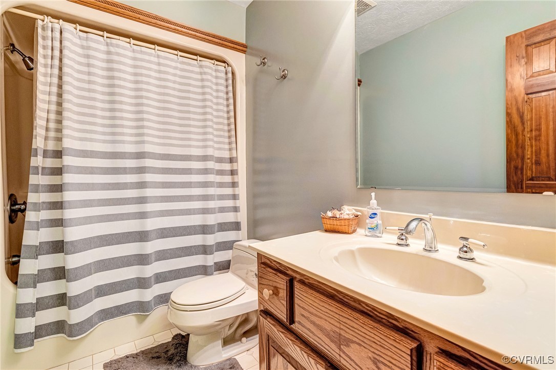 716 West Riverside Drive Lanexa, VA 23089 - Photo 37 of 43 2nd level hall bath.