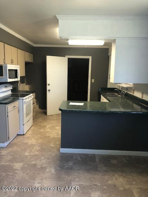 2129 Colgate Drive Perryton, TX 79070 - Photo 15 of 23 Kitchen