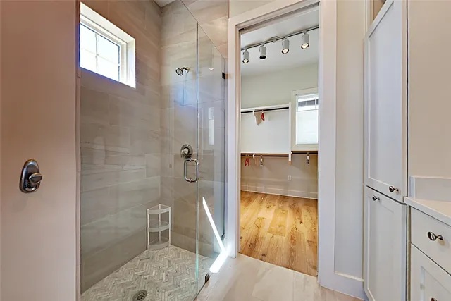 a en suite spacious bathroom with a shower and a sink