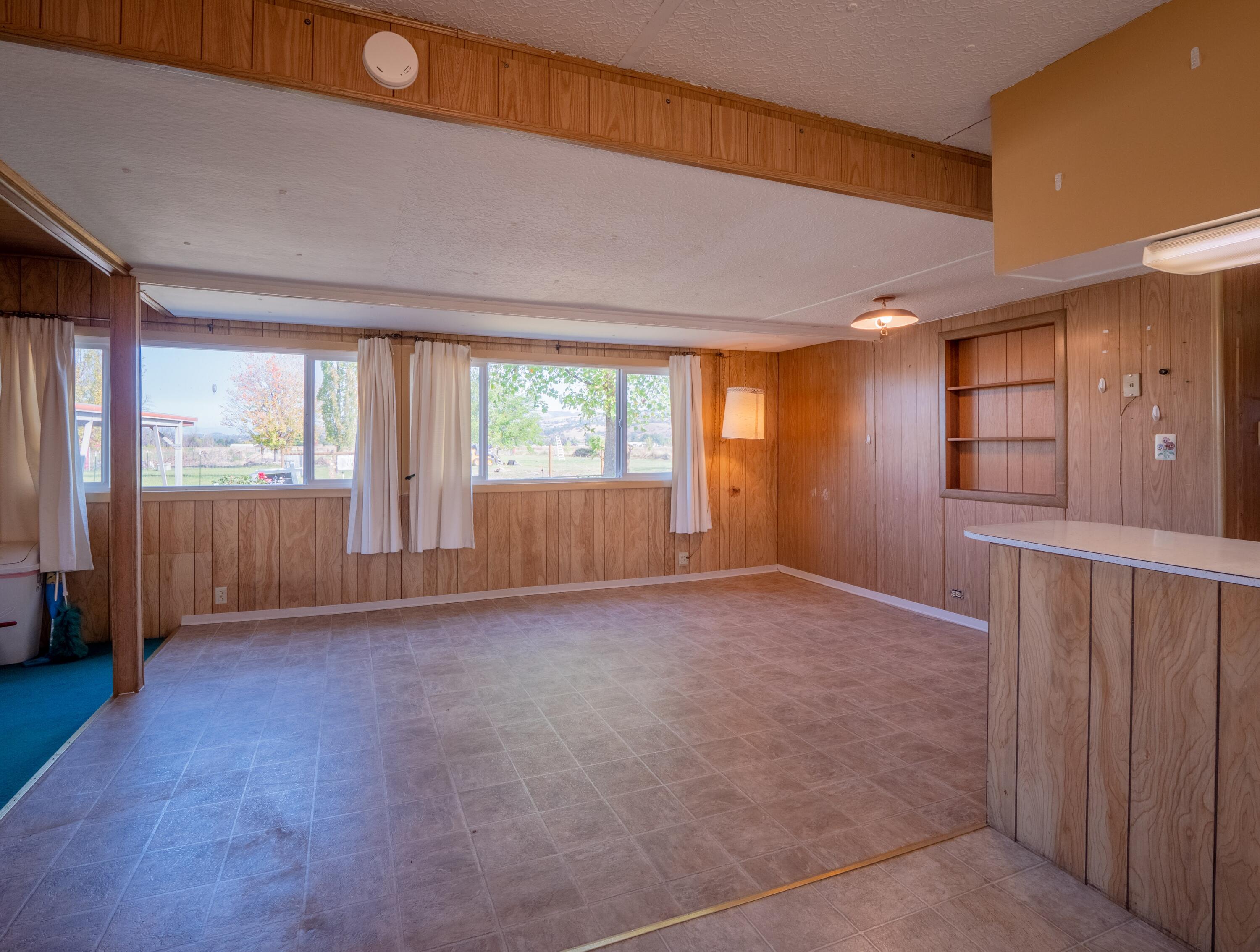 455 Hartley Road Talent, OR 97540 - Photo 4 of 26 Living 1