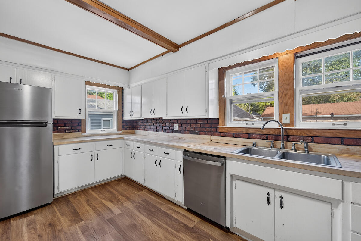 1510 Augusta Street Racine, WI 53402 - Photo 8 of 21 Kitchen