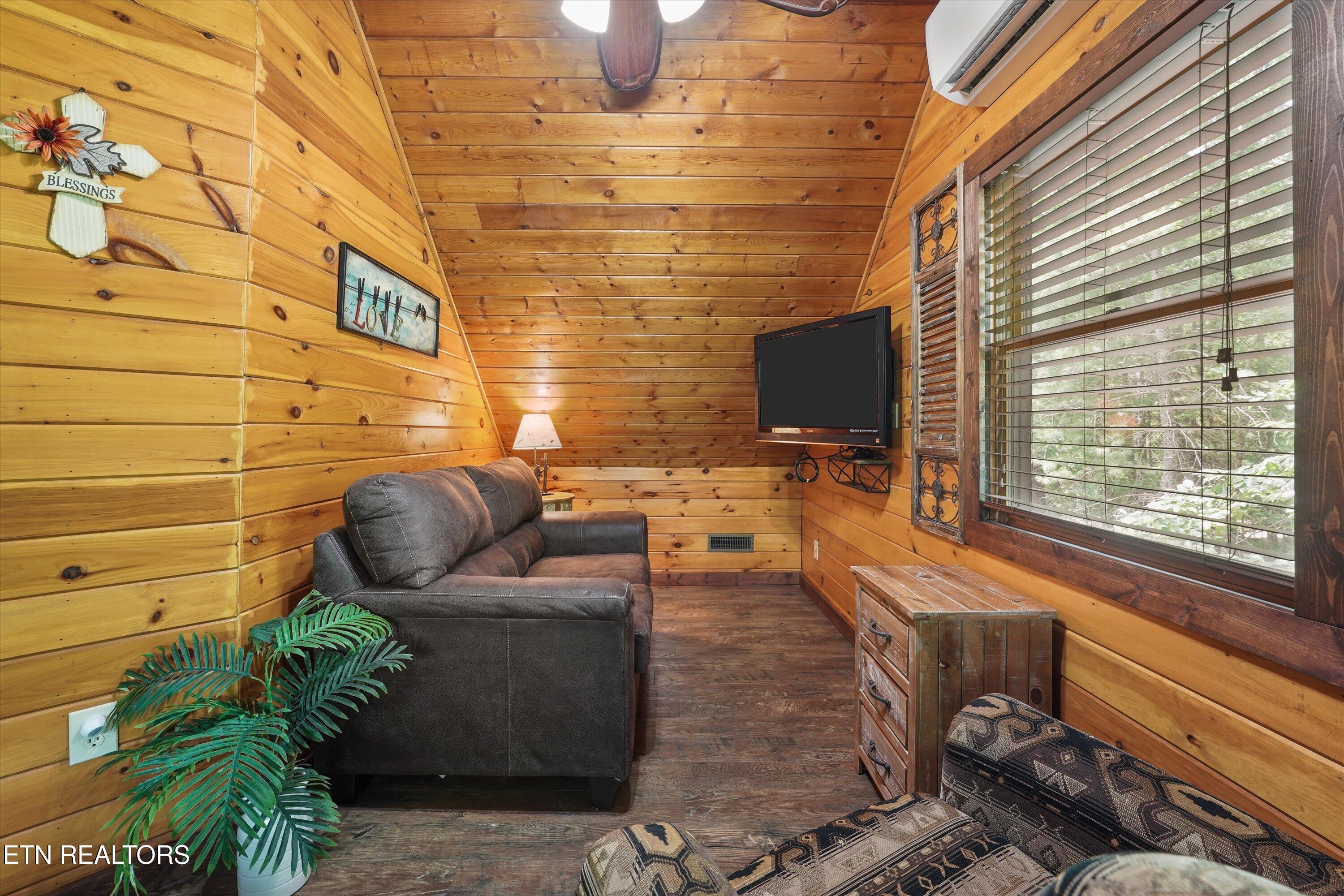 2308 Hidden Mountain Road Sevierville, TN 37876 - Photo 34 of 53 Loft Sitting Area in Bedroom 3