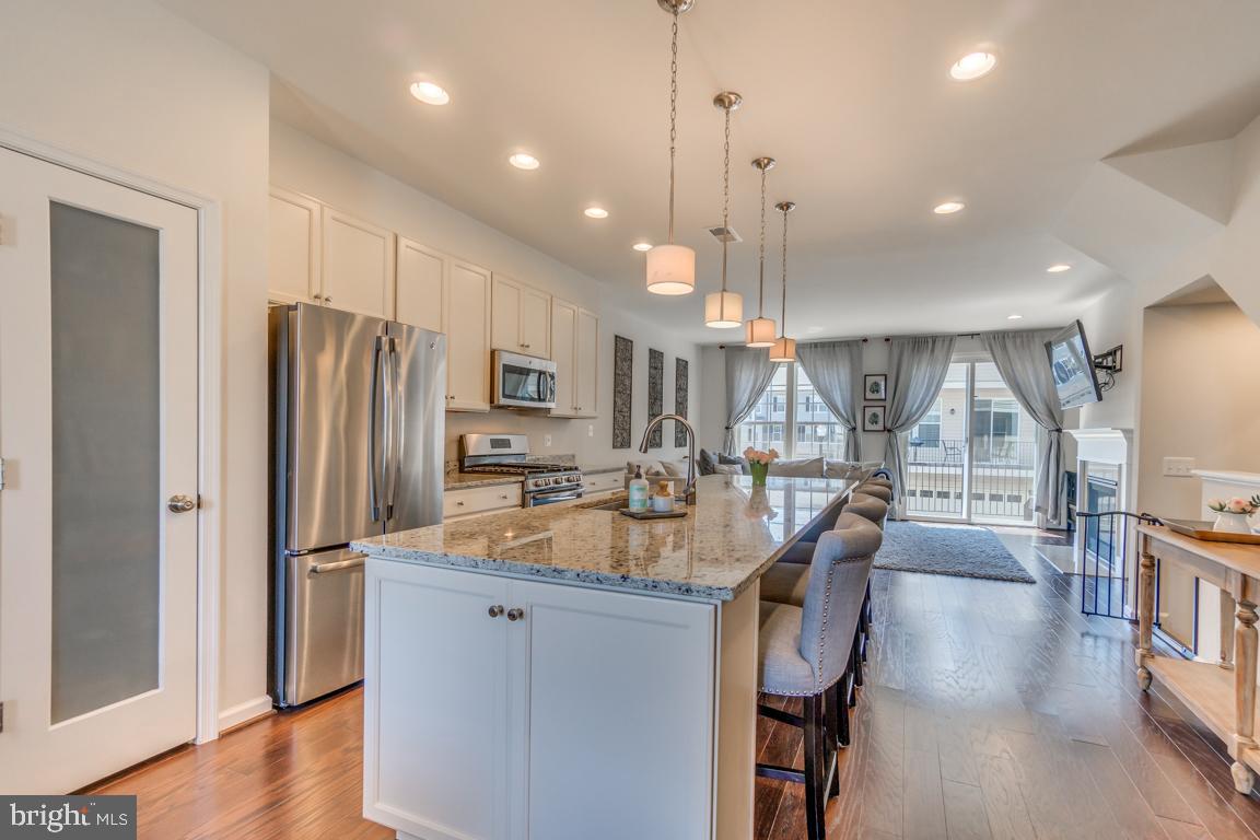 8934 Dahlgren Ridge Road Manassas, VA 20111 - Photo 12 of 41 Windows on both sides brighten this space!