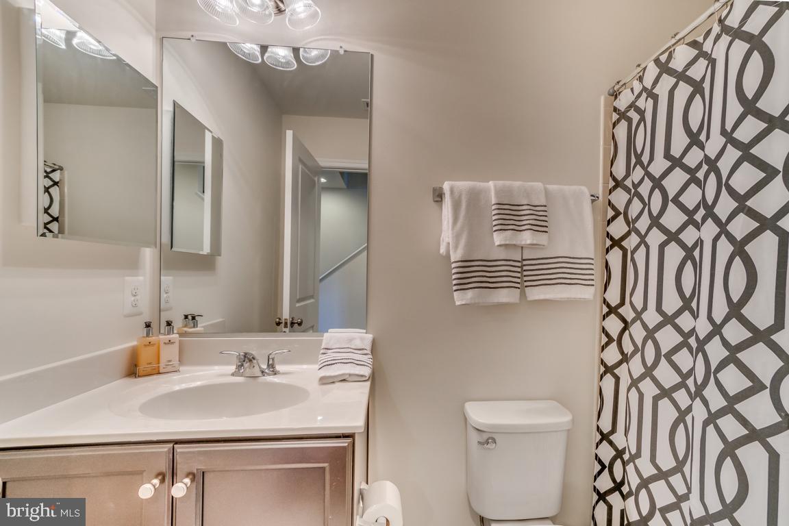 8934 Dahlgren Ridge Road Manassas, VA 20111 - Photo 28 of 41 Entry level full bathroom