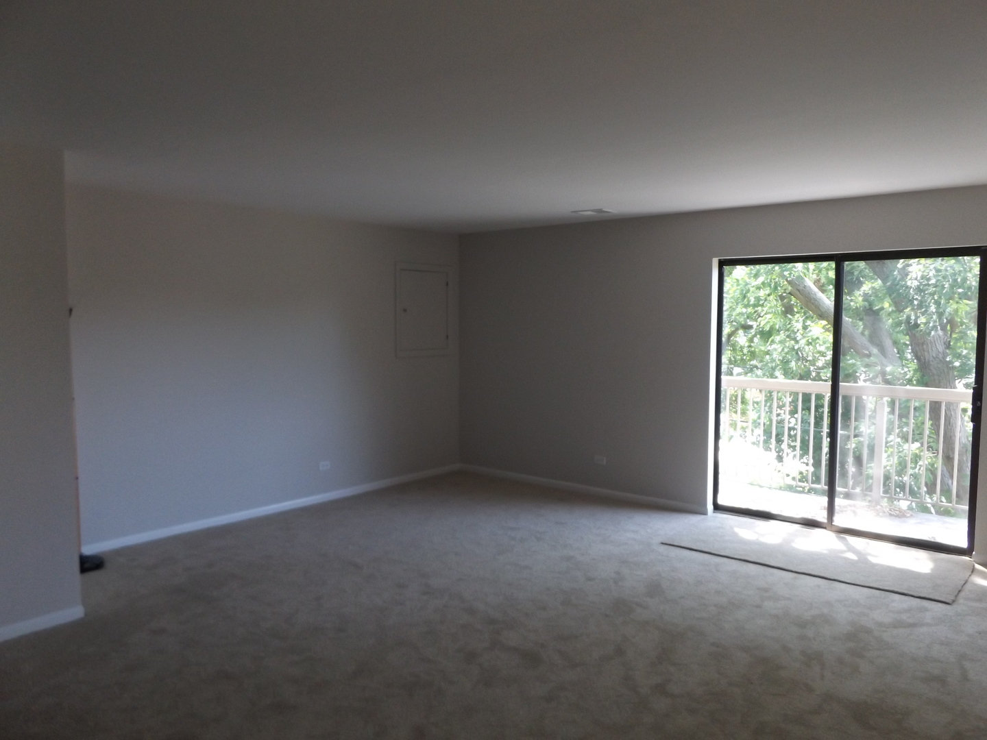 613 West Central Road, Unit C1 Mount Prospect, IL 60056 - Photo 4 of 14 a view of an empty room with a window