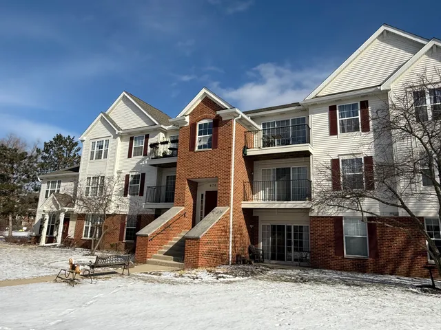 $299,000 | 670 Mill Circle, Unit 203, Wheeling, IL 60090