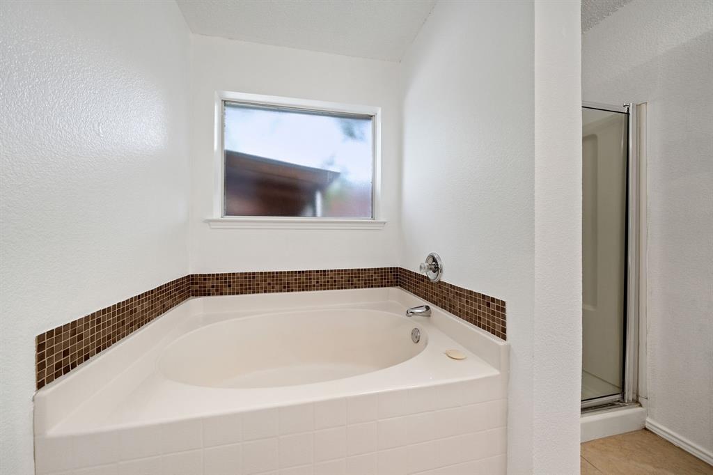 633 Madeline Court Azle, TX 76020 - Photo 17 of 35