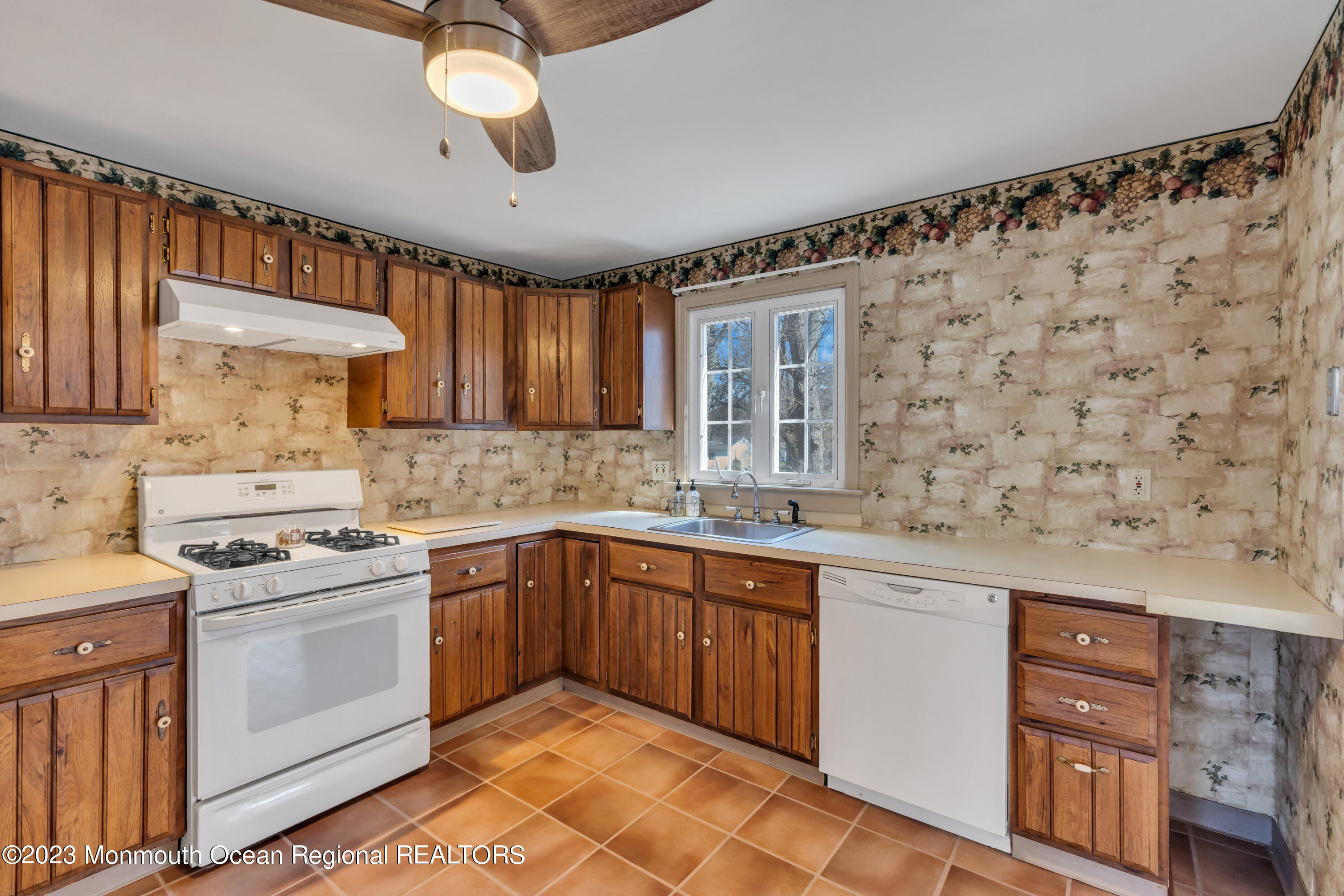 26 Hemlock Road Howell, NJ 07731 - Photo 20 of 49 019_dsc09326