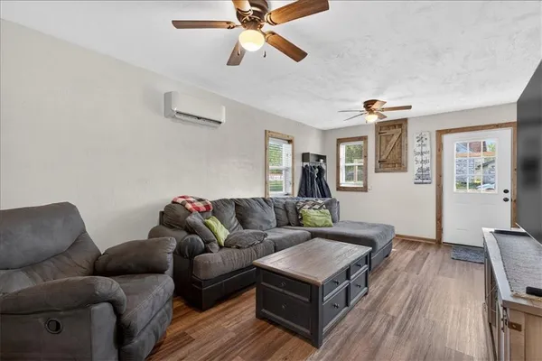 $250,000 | 105 West 4th Street, Creighton, MO 64739